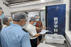 区带领带队开展食物平安包保督导工做